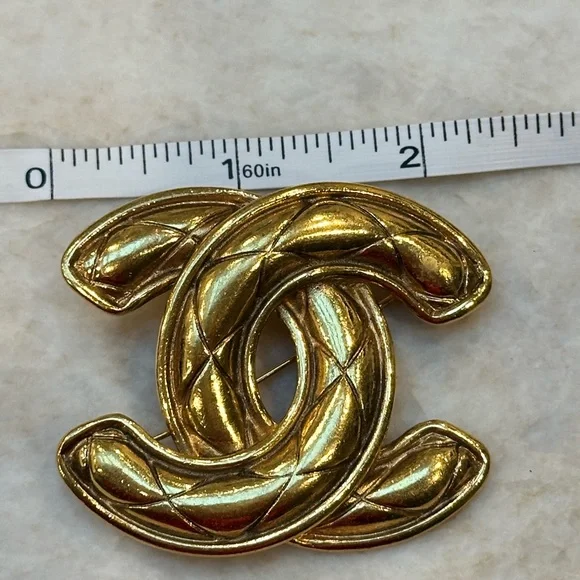 CHANEL Vintage Gold-Tone CC Matelesse Logo Brooch. Authentic, pre-loved. - Picture 5 of 11